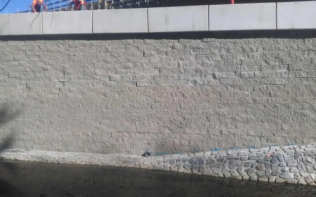 Děčín – Vilsnice, mur oporowy z gruntu zbrojonego wzdłuż potoku Jílovský