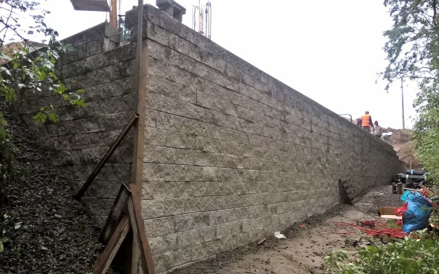 Žďár nad Sázavou, nowa budowa domu jednorodzinnego, ściana oporowa z gruntu zbrojonego