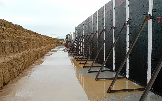 Ściana oporowa z gruntu zbrojonego z licem z wielkoformatowych paneli na linii kolejowej we Vlkově u Tišnova