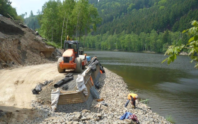 Wybudowanie utwardzonych powierzchni na pochyłej działce koło Karlowych War