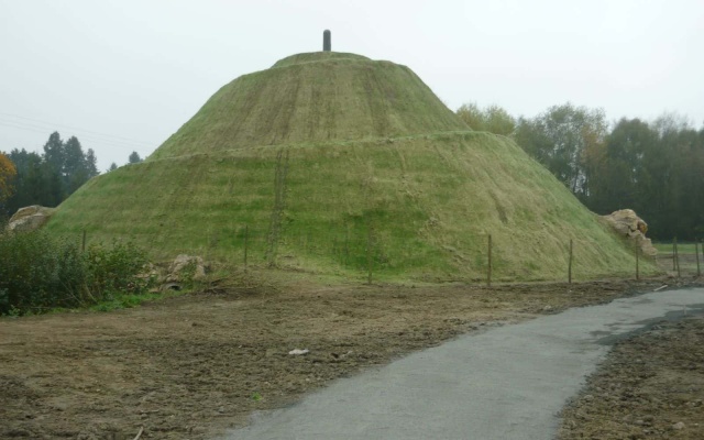 Wzmocnione ziemne ciało z wewnętrzną sztuczną jaskinią koło Ołomuńca