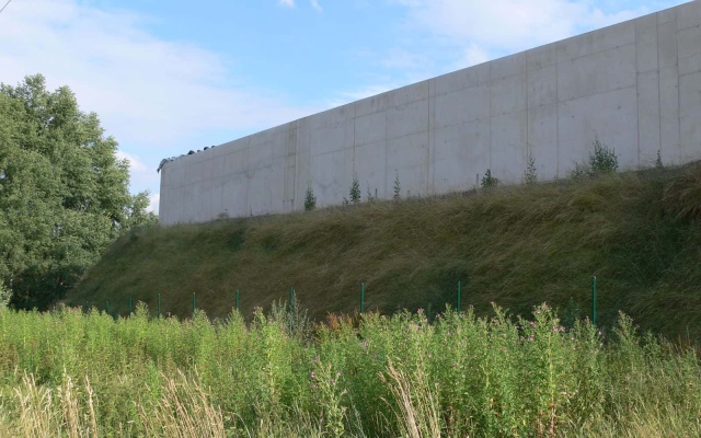 Strome zbocze z silosem kiszonkarskim w koronie we Velké Bíteši