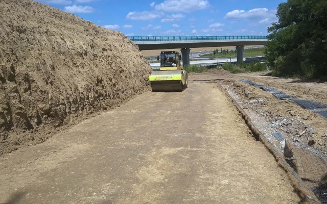 Terminál na R1 - Beladice, strome zbocze z gruntu zbrojonego