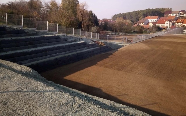 Sanacja muru oporowego na boisku piłkarskim w Dolním Němčí