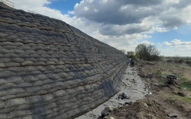 Strome zbocze na granicy działki – centrum technologiczne Švédské šance