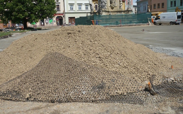 Stabilizacja powierzchni podbudowy placu w Uničowie