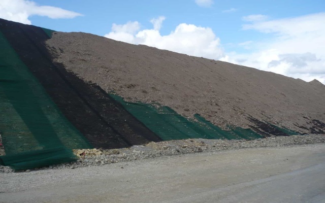 Wzmocniony nasyp warstwowy na drodze II/236 w Lánech