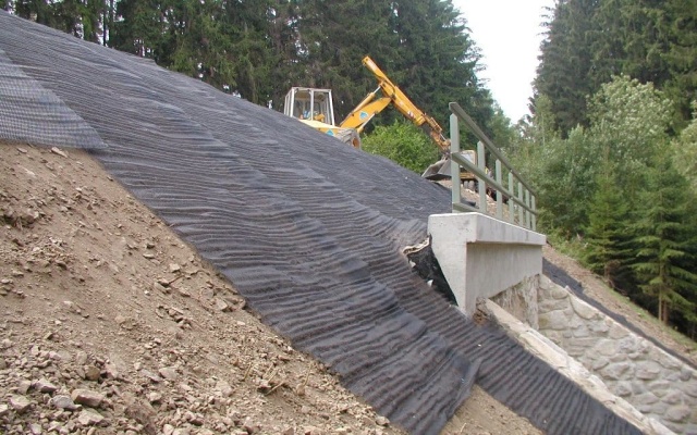 Ochrona przeciwerozyjna skrzydeł mostu kolejowego w miejscowości Urbaneč