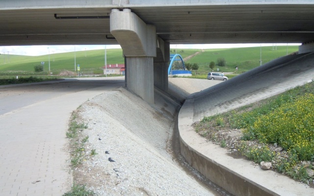 Ochrona skarp rowu odwadniającego przed erozją w Popradzie