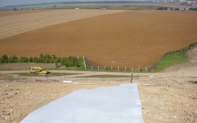 Drenażowy system i wzmocnienie warstwy rekultywacyjnej na składowisku w Pradze-Ďáblicach
