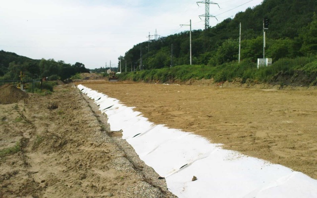 Odvodnienie korpusu nasypu przebudowanej drogi w Roztokach koło Pragi