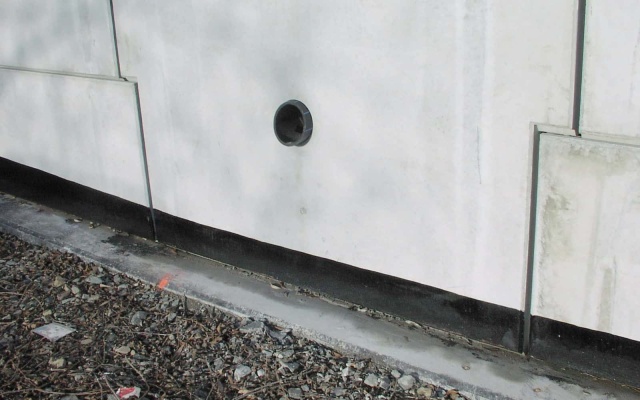 Mur oporowy z wielkoformatowych paneli w Ostrawie (przy Zeleninie)