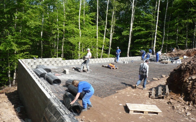 Mur oporowy wyrównujący stromy teren stacji kolei linowej na stoku w Klínych