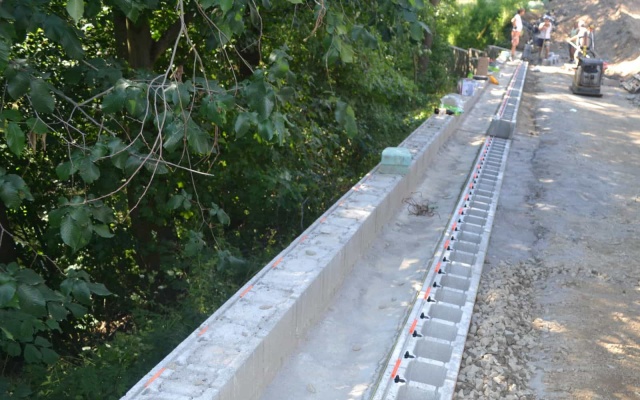 Žďár nad Sázavou, nowa budowa domu jednorodzinnego, ściana oporowa z gruntu zbrojonego