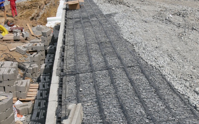 Opórcza konstrukcja dla posadowienia domu handlowego w Boskovicach