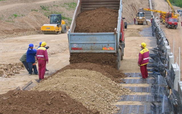 Mur oporowy z wielkoformatowych paneli na obejściu drogi I/7 Chomutov – Křimov