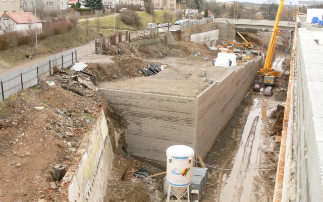 Mur oporowy na terenie centrum handlowego w Igławie