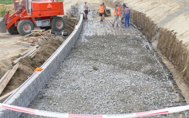 Mury oporowe w systemie Tensartech TW1 i zbrojone strome skarpy w Bučovicach