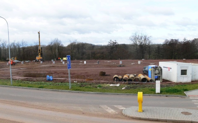 Ściana oporowa z okładziną z kamienia naturalnego w Ivančicach