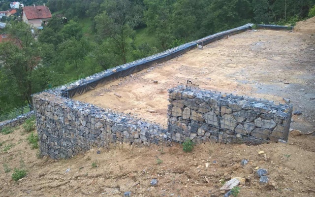 Řícmanice, mury oporowe do wyrównania terenu na stoku
