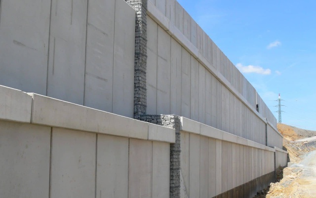 Budowa wzmocnionych murów oporowych w ramach modernizacji linii kolejowej Rokycany–Pilzno