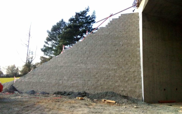 Modernizacja autostrady D1, odcinek 04, Ostředek – Šternov, wzmocnione skrzydła mostu