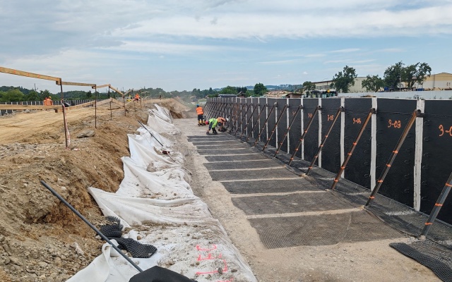 Ściana oporowa z gruntu zbrojonego z licem z wielkoformatowych paneli na linii kolejowej we Vlkově u Tišnova