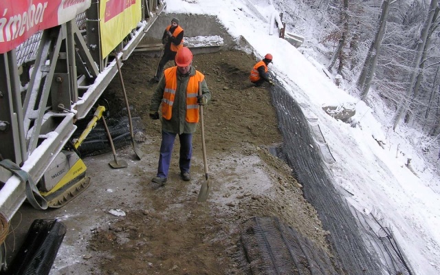 Wzmocnienie stoków portalu wyjazdowego tunelu Hněvkov II