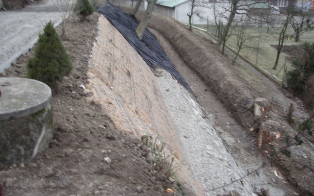 Sanacja osuwiska lokalnej drogi w Louce u Ostrohu