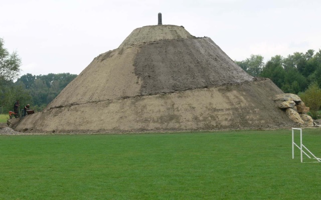 Wzmocnione ziemne ciało z wewnętrzną sztuczną jaskinią koło Ołomuńca