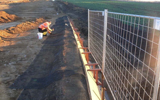 Ochronny wał ziemny z gruntu zbrojonego niedaleko Března koło Chomutova