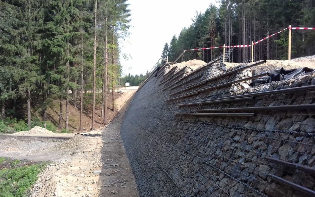 Strome skarpy z gruntu zbrojonego realizowane w ramach przebudowy drogi II/150