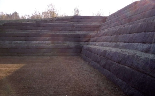 Sanacja muru oporowego na boisku piłkarskim w Dolním Němčí