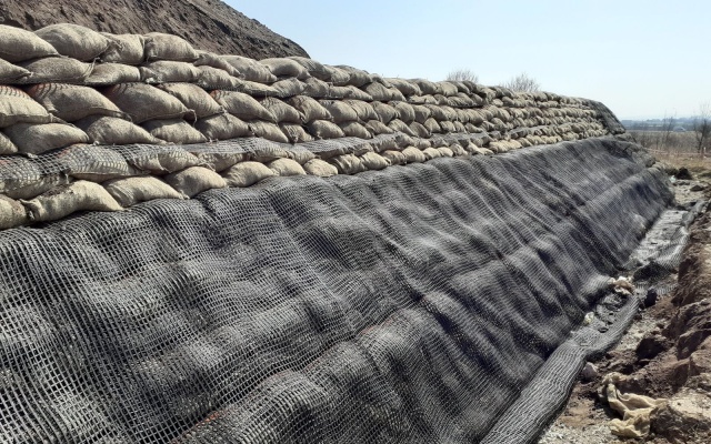 Strome zbocze na granicy działki – centrum technologiczne Švédské šance