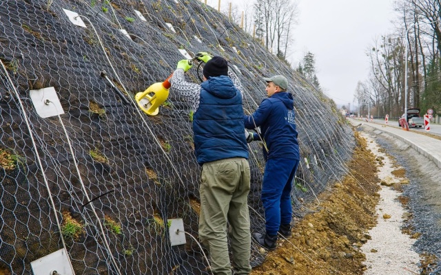 Zabezpieczenie stateczności zbocza za pomocą kotew gruntowych na drodze III/48414 w Lubně