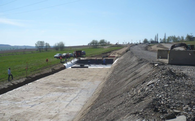 Posadowienie nowo budowanego nasypu modernizowanej drogi II/405 Příseka–Brtnice