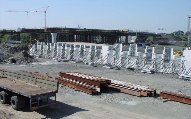 Mur oporowy z wielkoformatowych paneli na autostradzie D47 w Ostrawie (rampa 8 węzła Rudná)