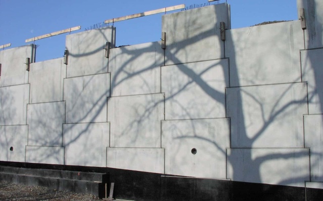 Mur oporowy z wielkoformatowych paneli w Ostrawie (przy Zeleninie)