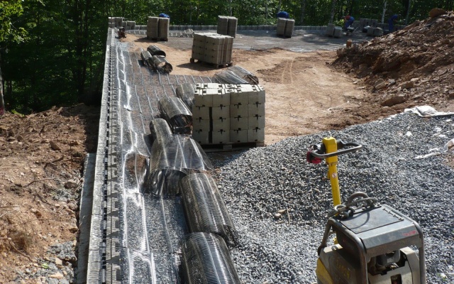 Mur oporowy wyrównujący stromy teren stacji kolei linowej na stoku w Klínych