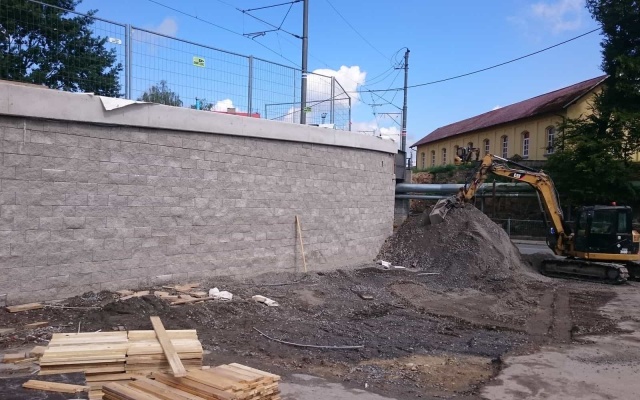 Ściana oporowa kładki nad linią kolejową Tábor – Bechyně