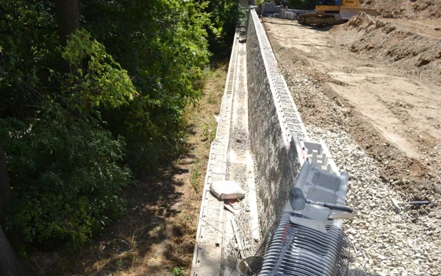 Žďár nad Sázavou, nowa budowa domu jednorodzinnego, ściana oporowa z gruntu zbrojonego