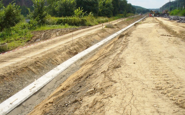 Odvodnienie korpusu nasypu przebudowanej drogi w Roztokach koło Pragi