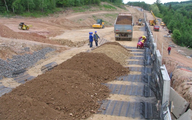 Mur oporowy z wielkoformatowych paneli na obejściu drogi I/7 Chomutov – Křimov