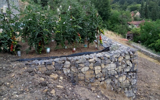 Řícmanice, mury oporowe do wyrównania terenu na stoku