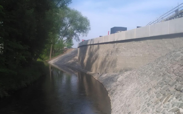 Děčín – Vilsnice, mur oporowy z gruntu zbrojonego wzdłuż potoku Jílovský