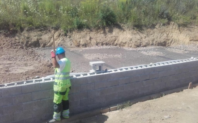 Wzmocniony mur oporowy przy przyczółku mostu na autostradzie D1 na odcinku Budimír – Bidovce