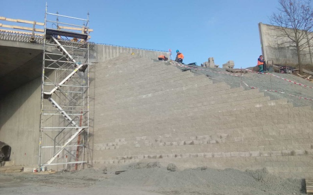 Modernizacja autostrady D1, odcinek 04, Ostředek – Šternov, wzmocnione skrzydła mostu