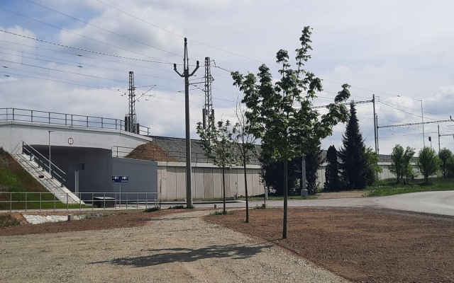 Ściana oporowa z gruntu zbrojonego z licem z wielkoformatowych paneli na linii kolejowej we Vlkově u Tišnova