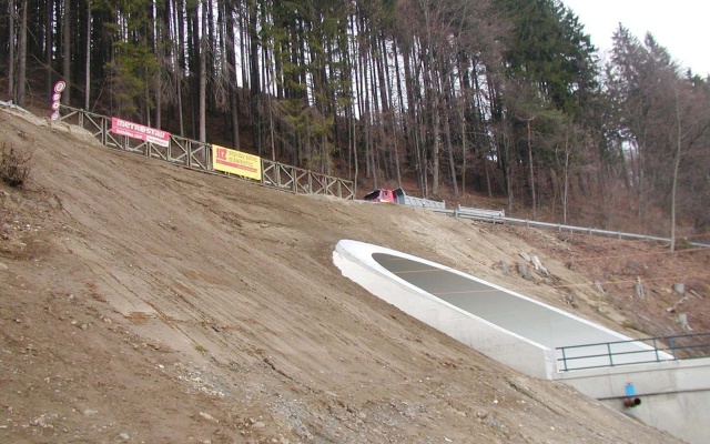 Wzmocnienie stoków portalu wyjazdowego tunelu Hněvkov II