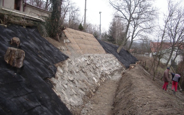 Sanacja osuwiska lokalnej drogi w Louce u Ostrohu